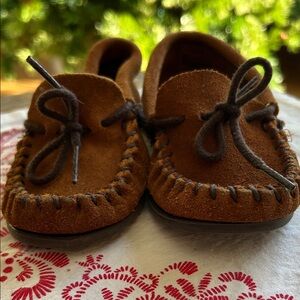 Minnetonka Moccasins Rich Brown Unisex Suede Moccasins Rubber bottoms Youth 9